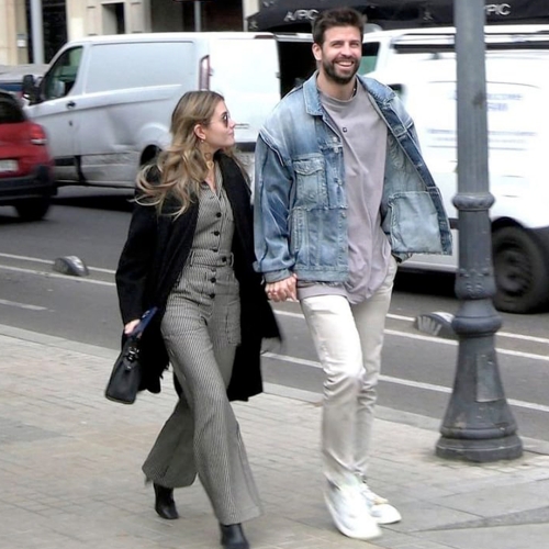 Clara Chía y Gerard Piqué caminan por las calles de España juntos, mientras la prensa los persigue.
