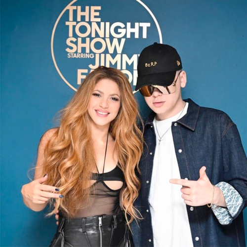 Shakira y Bizarrap, en el The Tonight Show Starring Jimmy Fallon, y reciben sus 4 títulos Guinness World Records.