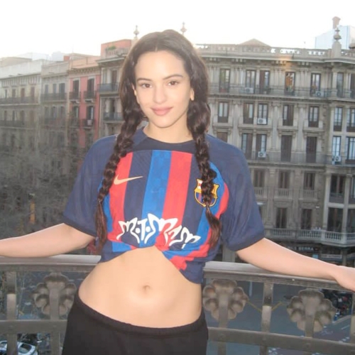Rosalía,  luciendo la nueva jersey de Fútbol Club Barcelona y se reunió con streamer del año.
